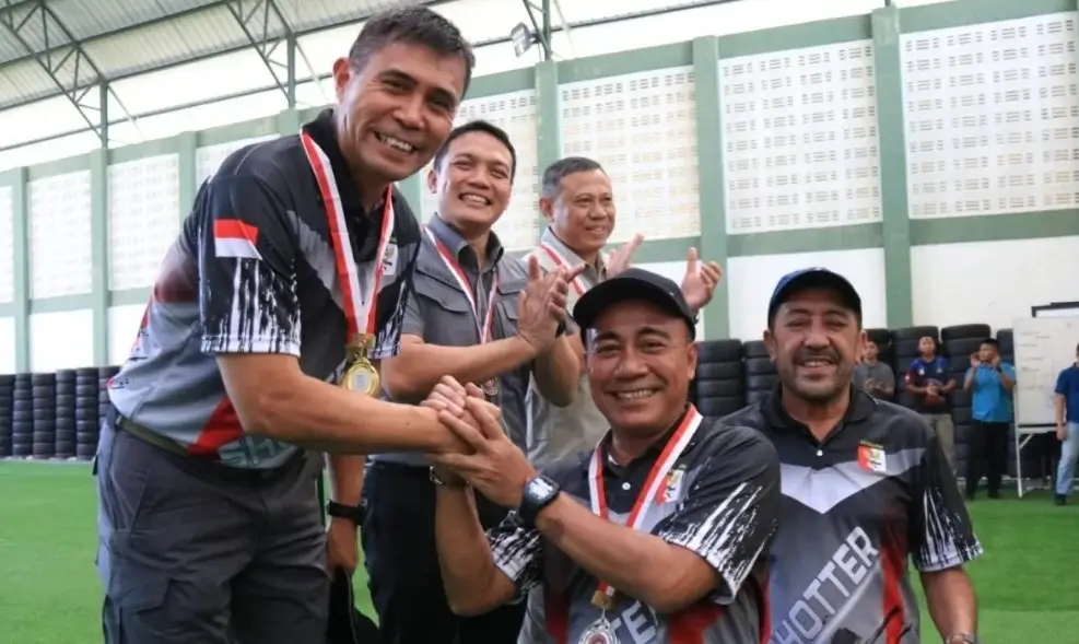 Wagub Kalbar Krisantus Kurniawan saat eksibisi menembak bersama Perbakin Kalbar di Kodam XIITanjungpura. (instagram/@adpim.provkalbar)