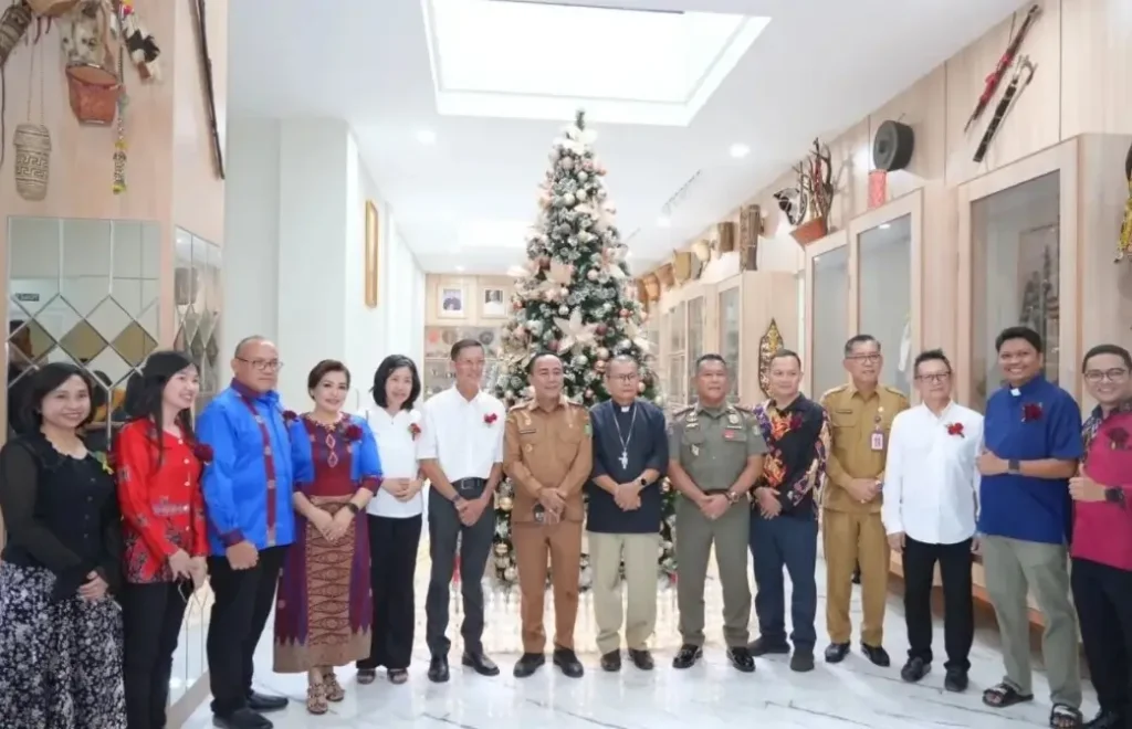 Wagub Kalbar Krisantus menghadiri Open House Natal 2025 di Keuskupan Agung Pontianak. (instagram.com/adpim.provkalbar)