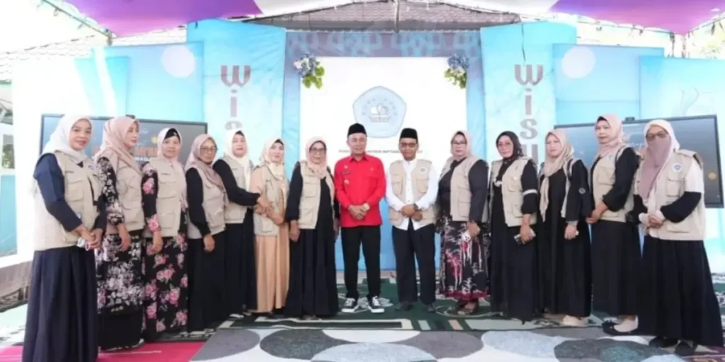 Wagub Kalbar Krisantus Kurniawan menghadiri wisuda santri Pondok Pesantren Miftahul Khairat di Kabupaten Kubu Raya. (instagram.com/adpim.provkalbar)