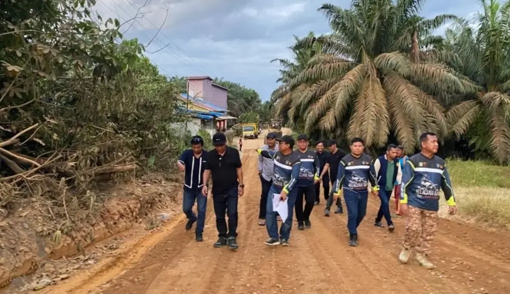 Wagub Kalbar Krisantus Kurniawan meninjau peningkatan Jalan Bodok–Meliau di Kabupaten Sanggau. (instagram/@adpim.provkalbar)