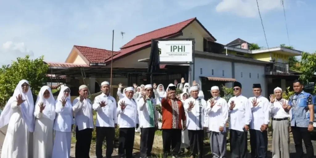 Wakil Bupati Kubu Raya Sukiryanto meresmikan Sekretariat IPHI Kubu Raya di Sungai Raya. (Dok. Prokopim KKR)