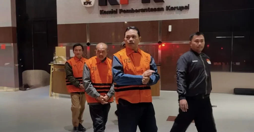 Wali Kota Madiun digiring petugas KPK usai terjaring operasi tangkap tangan. (Foto: Dok. KPK)