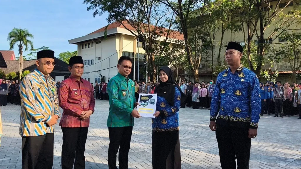 Wali Kota Pontianak Edi Rusdi Kamtono menyerahkan secara simbolis SK P3K Paruh Waktu.