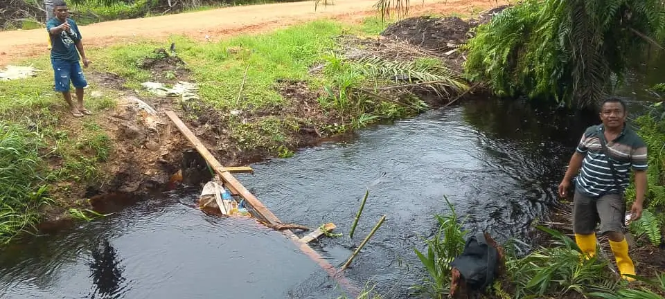 Petugas SAR menyisir aliran parit lokasi remaja WNI diduga tenggelam