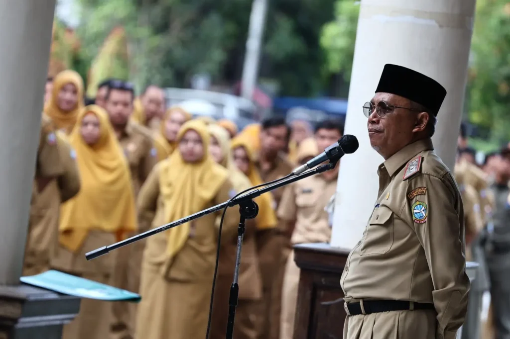 Sekretaris Daerah Kota Pontianak Amirullah memberi arahan kepada ASN pada apel pagi.