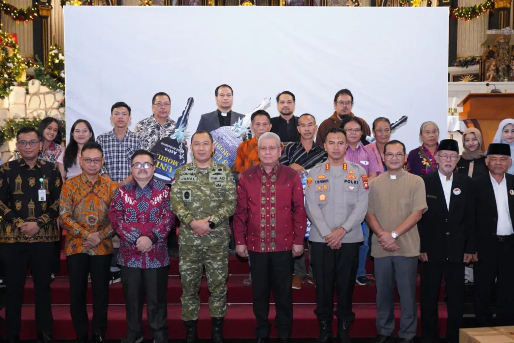 Foto bersama pada Natal Nasional 2025 di Gereja Katedral Santo Yosef Pontianak.