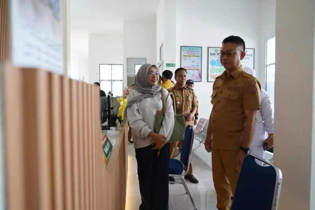 Wali Kota Pontianak Edi Rusdi Kamtono meninjau Puskesmas Parit H Husin II yang baru selesai dibangun.