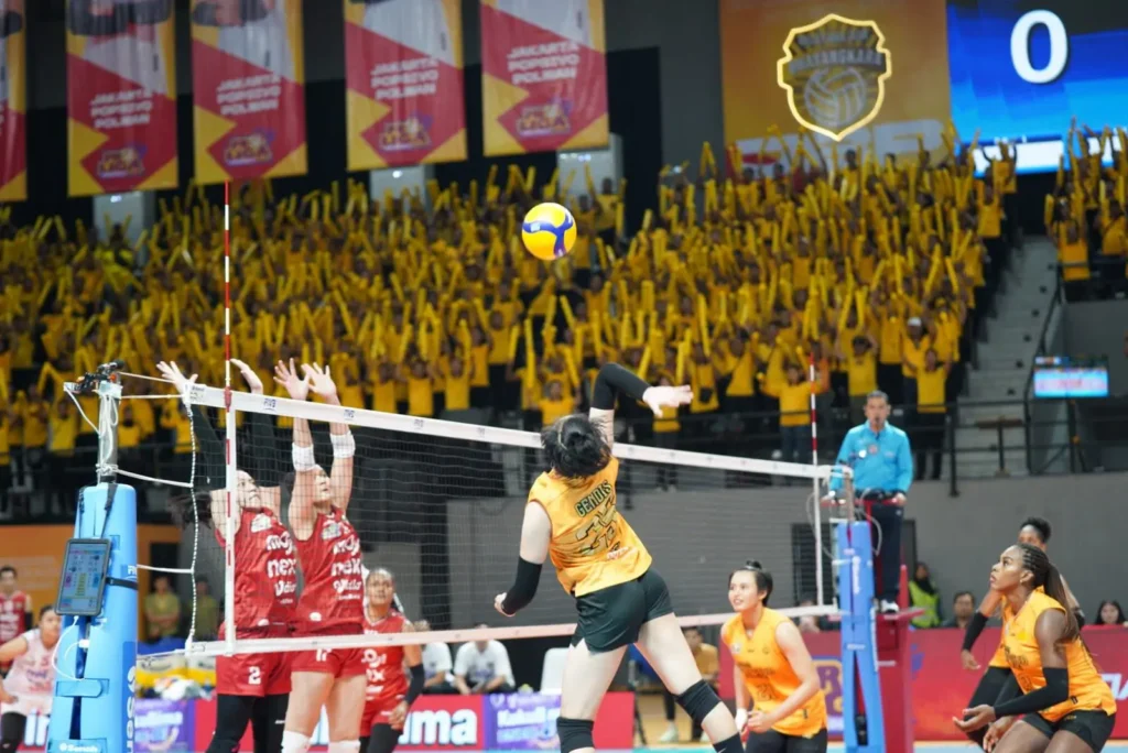 Para atlet tengah berlaga pada Proliga 2026 di GOR Terpadu Ayani.