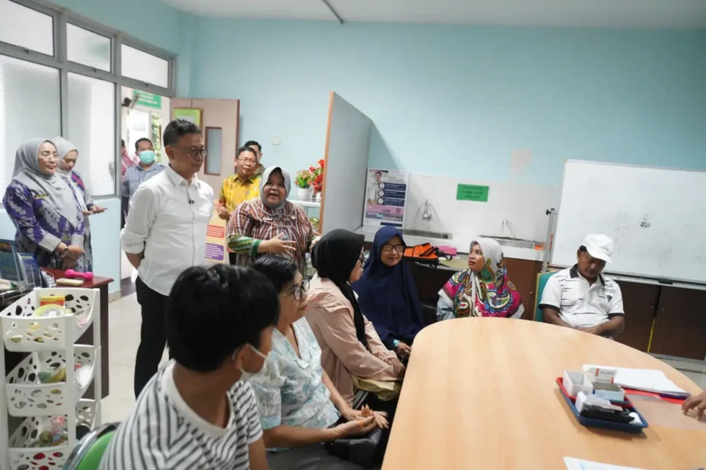 Wali Kota Pontianak Edi Rusdi Kamtono didampingi Direktur RSUD SSMA Kota Pontianak Eva Nurfarihah meninjau kondisi sarana dan prasarana rumah sakit.