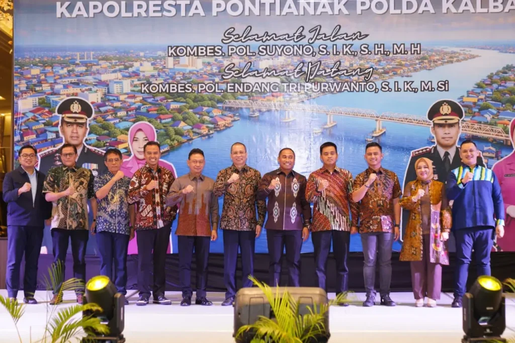 Foto bersama pada malam pisah sambut Kapolresta Pontianak.