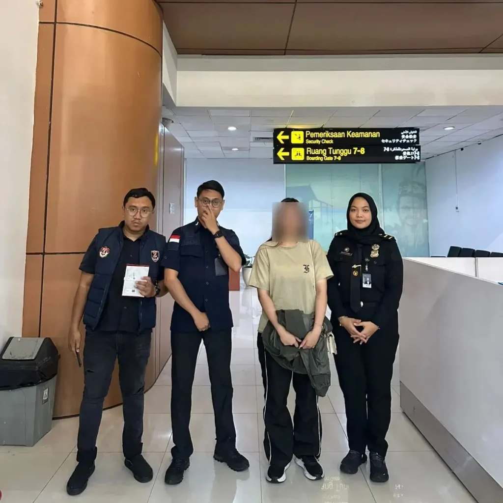 Petugas Imigrasi Pontianak mengawal deportasi warga negara Malaysia yang melanggar izin tinggal. (IST)