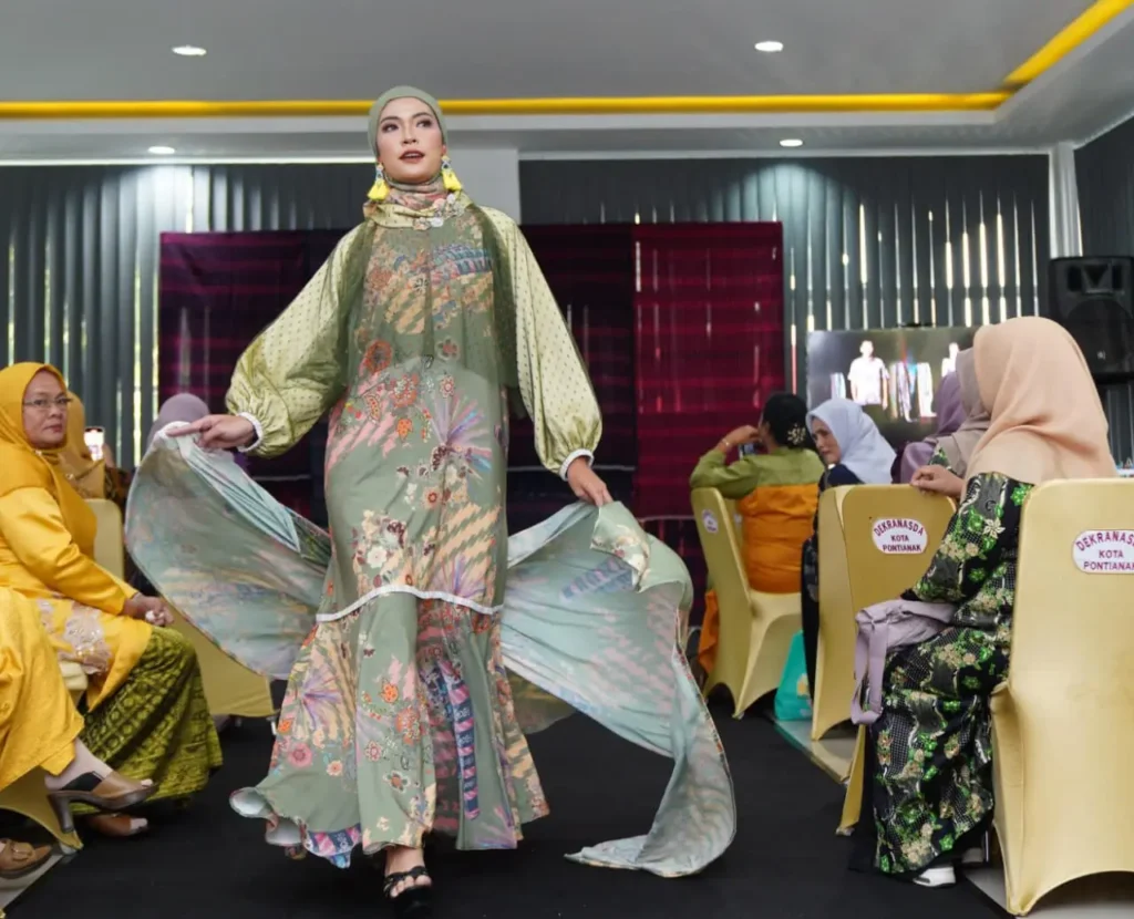 Para model menampilkan fashion show pakaian motif corak insang saat kunjungan Dharma Wanita Persatuan (DWP) Kemenag se-Provinsi Kalbar di Gedung UMKM Center.