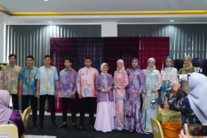 Para model menampilkan fashion show pakaian motif corak insang saat kunjungan Dharma Wanita Persatuan (DWP) Kemenag se-Provinsi Kalbar di Gedung UMKM Center.