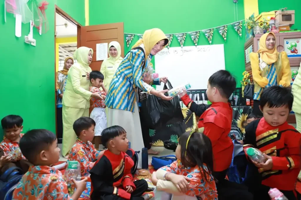 Bunda PAUD Kota Pontianak Yanieta Arbiastutie Kamtono berkunjung ke TK Adhyaksa XI.