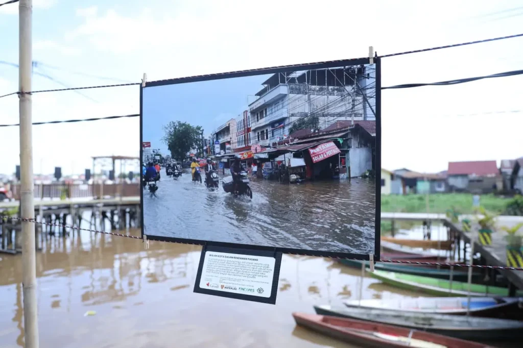 Yayasan Kolase menggelar Program Photovoice untuk memberi ruang bagi warga dalam menyampaikan pengalamannya selama dilanda banjir melalui foto dan narasi.