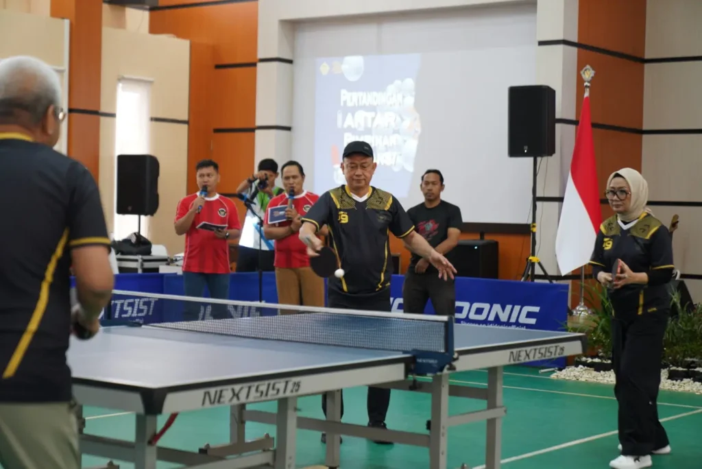 Wali Kota Pontianak Edi Rusdi Kamtono dan Kepala BPK RI Perwakilan Kalimantan Barat Sri Haryati beralaga dalam eksibisi tenis meja dalam rangka HUT ke-79 BPK RI.