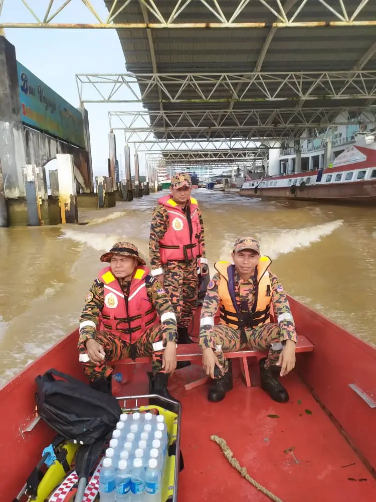 Tim SAR gabungan mengevakuasi WNI yang tenggelam di Sungai Rejang, Sarawak