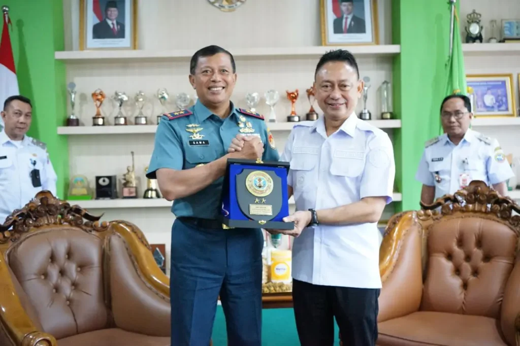 Penandatanganan berita acara peminjaman lahan untuk operasional Rumah Sakit Angkatan Laut (Rumkital) Tingkat III Rahadi Osman.