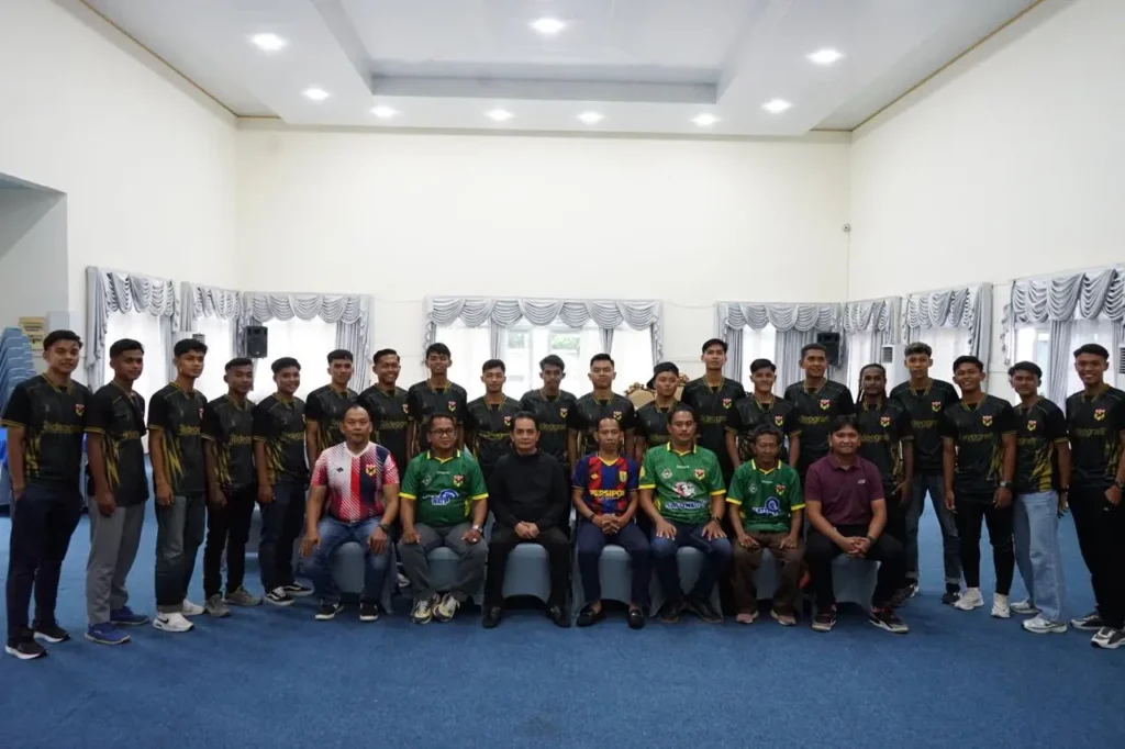 Wakil Wali Kota Pontianak Bahasan memberikan arahan saat melepas atlet Persipon yang akan berlaga di Liga 4 Pialah Gubernur Kalbar.