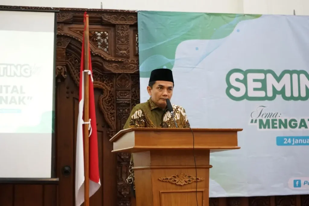 Wakil Wali Kota Pontianak Bahasan membuka seminar Parenting yang digelar Yayasan Majelis At Turots Al Islamy Ponpes Islamic Center Bin Baz Al Mukarromah.