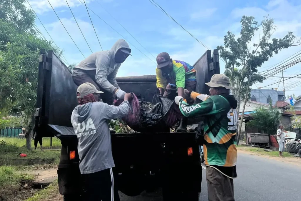 Warga di Kelurahan Pal Lima bahu-membahu membersihkan lingkungan.