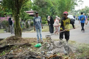 Warga di Kecamatan Pontianak Kota bergotong royong membersihkan lingkungan.