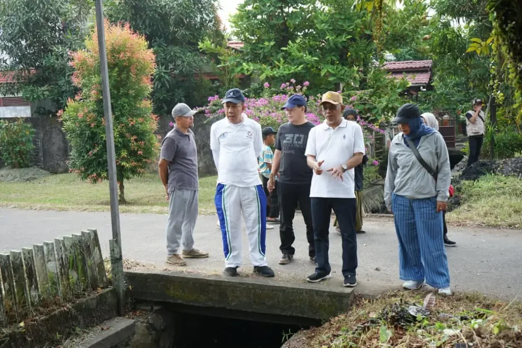 Warga di Kecamatan Pontianak Kota bergotong royong membersihkan lingkungan.