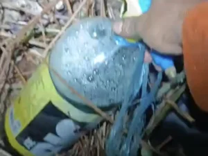 Petugas menemukan botol berisikan bensin saat berada di lokasi kebakaran lahan di Jalan Parit H Husin II Pontianak Tenggara.