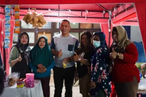 Ketua DPRD Kota Pontianak Satarudin bersama pelaku UMKM pada turnamen mini soccer