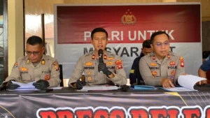Kapolsek Sungai Ambawang Iptu Reyden Fidel Armada saat konferensi pers pengungkapan sindikat bajak laut Kubu Raya.