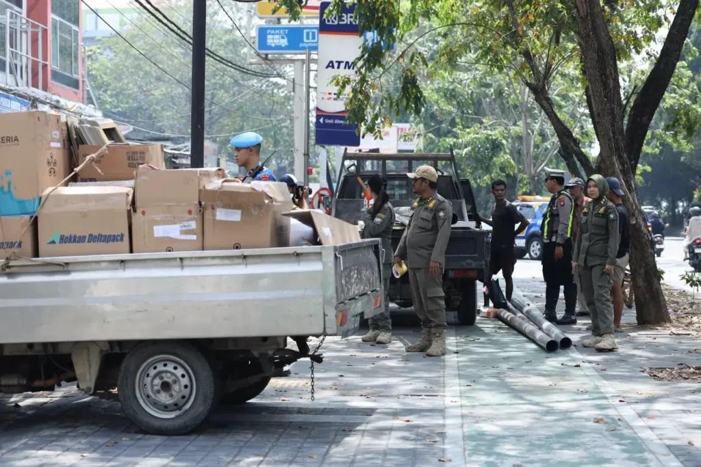 Petugas gabungan menertibkan kendaraan parkir liar di salah satu ruas jalan Kota Pontianak