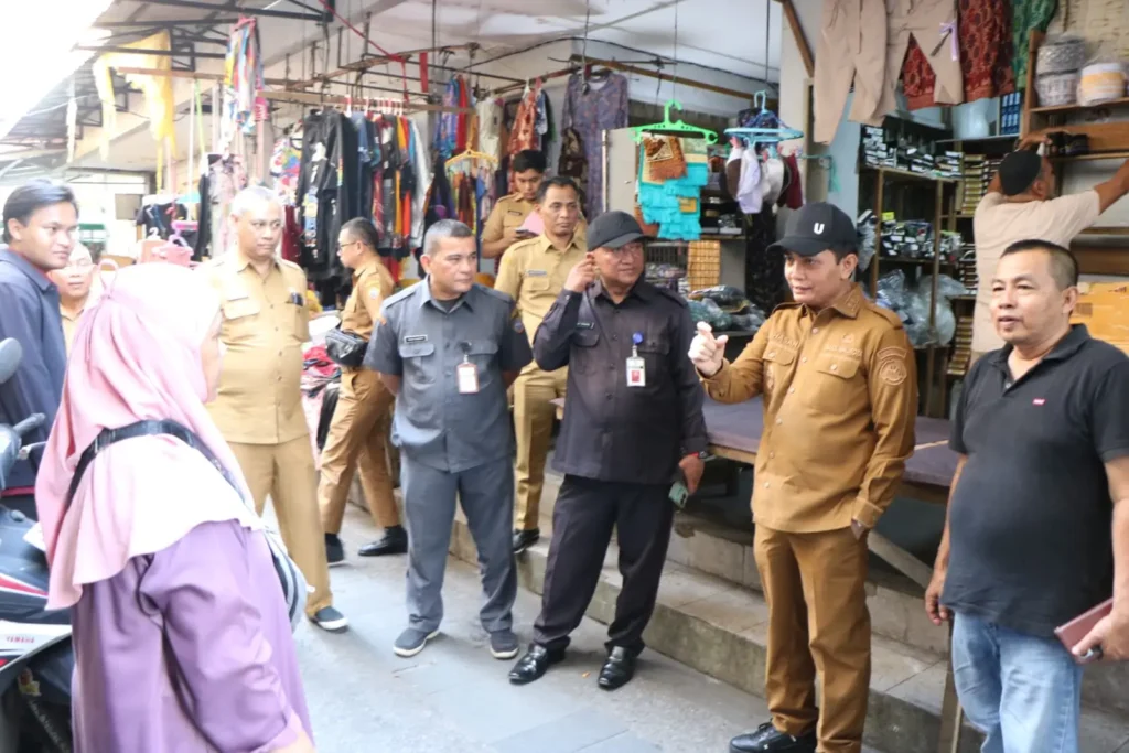 Wakil Wali Kota Pontianak Bahasan mensosialisasikan Perwa Nomor 43 Tahun 2025 terkait Retribusi Pasar