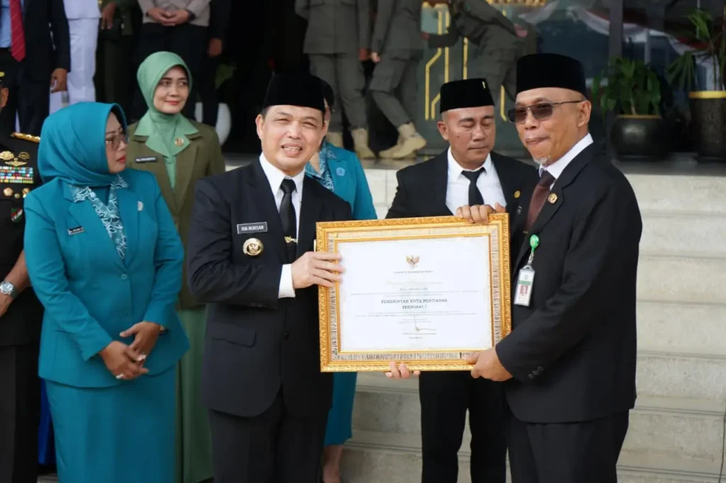 Gubernur Kalbar Ria Norsan menyerahkan piagam penghargaan kepada Sekretaris Daerah Kota Pontianak Amirullah.