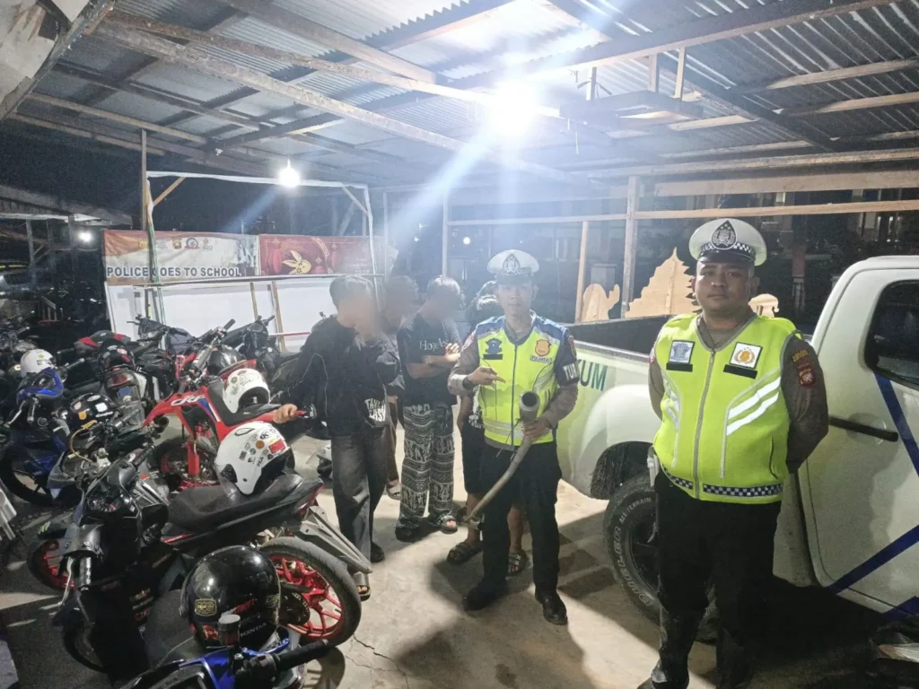 Petugas Satlantas Polres Sekadau menertibkan sepeda motor berknalpot brong saat operasi malam hari. (Dok. Polres Sekadau)