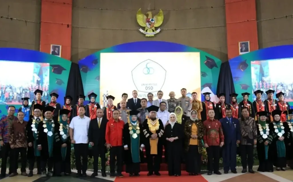 Gubernur Kalimantan Barat Ria Norsan menghadiri wisuda sarjana Universitas OSO di Pontianak Convention Center. (instagram.com/adpim.provkalbar)