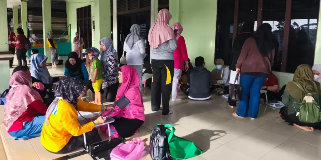 Petugas Dinas Kesehatan Kota Pontianak tengah melakukan pemeriksaan kesehatan calon jamaah haji Kota Pontianak.