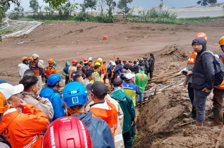 Tim SAR gabungan melakukan evakuasi korban longsor di Desa Pasir Langu, Kabupaten Bandung Barat. (Dok. Polda Jabar)