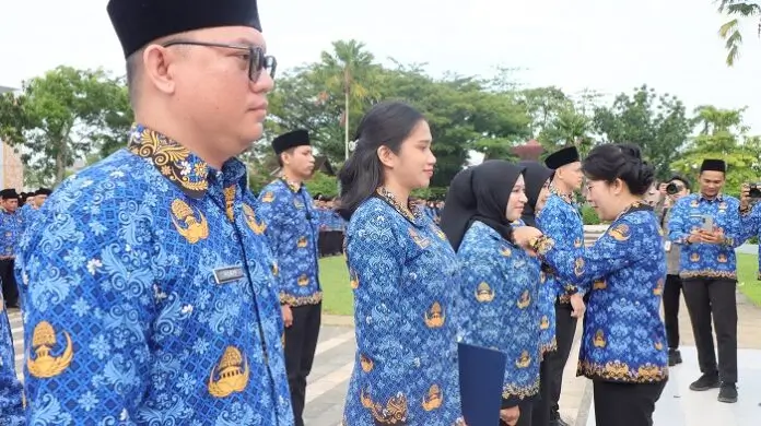 Wali Kota Singkawang Tjhai Chui Mie saat menyerahkan SK pengangkatan 813 PPPK paruh waktu di halaman Kantor Wali Kota Singkawang. (MC Singkawang)