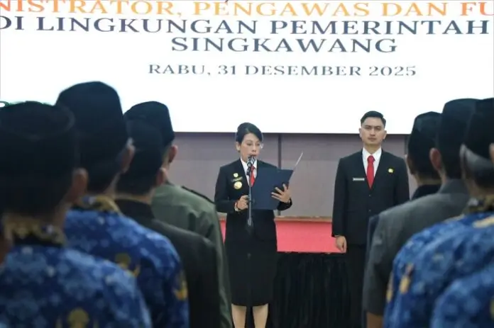 Wali Kota Singkawang Tjhai Chui Mie melantik dan mengambil sumpah 71 pejabat Pemkot Singkawang di Balairung Kantor Wali Kota, 31 Desember 2025. (kominfo)