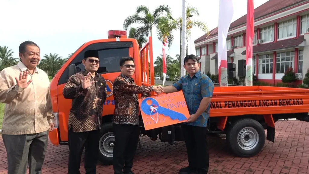 Bupati Sambas H. Satono menyerahkan kendaraan operasional baru kepada BPBD Kabupaten Sambas usai Apel Gabungan awal tahun 2026. (Dok. MC Sambas)