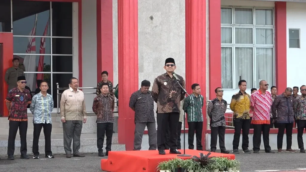 Apel gabungan ASN Pemkab Sambas hari pertama kerja tahun 2026 di halaman Kantor Bupati Sambas. (Dok. Sambas.go.id)