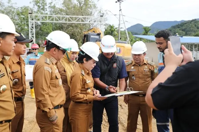 Wali Kota Singkawang Tjhai Chui Mie meninjau lokasi pembangunan Sekolah Rakyat di Singkawang Selatan. (Dok. MC Singkawang)