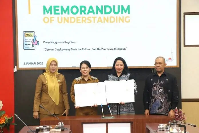 General Manager Hotel Borobudur Jakarta Anggie Ayuningtyas bersama Wali Kota Singkawang Tjhai Chui Mie usai penandatanganan kerja sama promosi pariwisata, Senin (5/1/2026). (Foto : Eko/Kominfo)