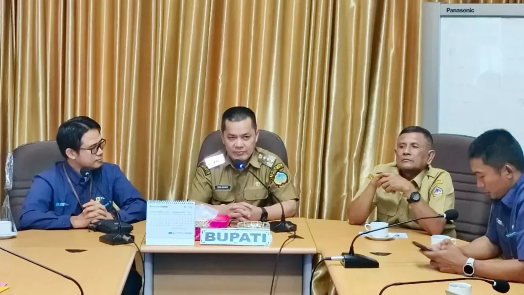 Bupati Kayong Utara Romi Wijaya memimpin pertemuan dengan PLN membahas perluasan akses listrik desa terpencil. (Dok. MC KKU)