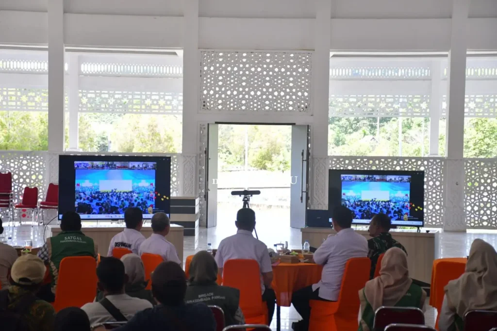 Bupati Kayong Utara Romi Wijaya mengikuti Panen Raya Nasional secara daring di Pendopo Sukadana. (Dok. MC KKU)