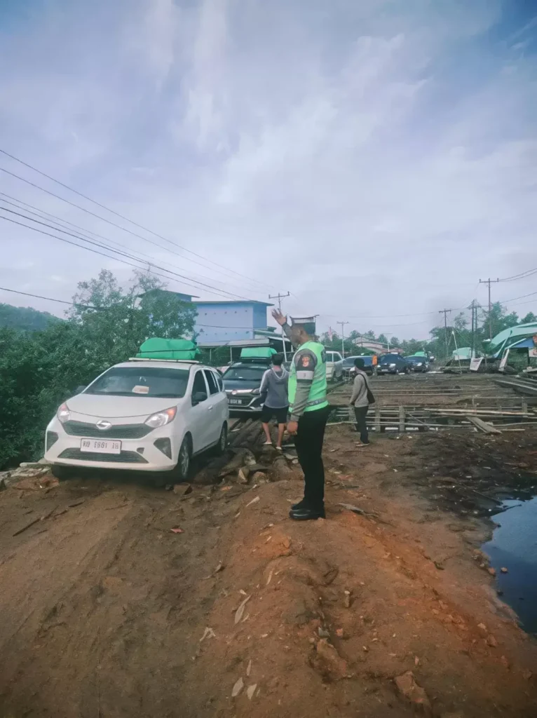 Polisi mengatur lalu lintas di Jembatan Gunung Lalang yang rusak parah. (Dok. Polres KKU)