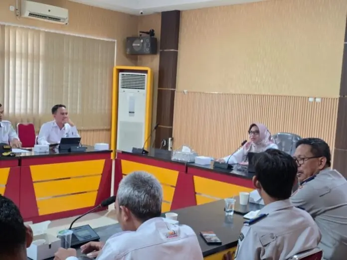 Rapat koordinasi Bapenda, Dishub, Satpol PP, dan Dispar Kota Singkawang membahas penertiban tarif parkir wisata di Kantor Bapenda Singkawang. (MC Singkawang)