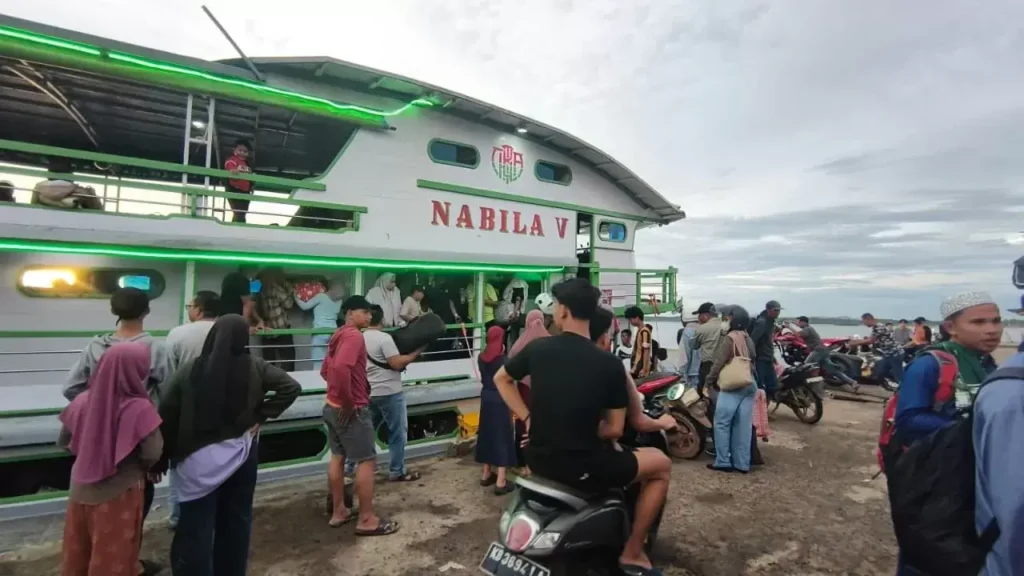Warga Kayong Utara menggunakan transportasi sungai akibat jalan darat berlumpur. (PPID KKU)
