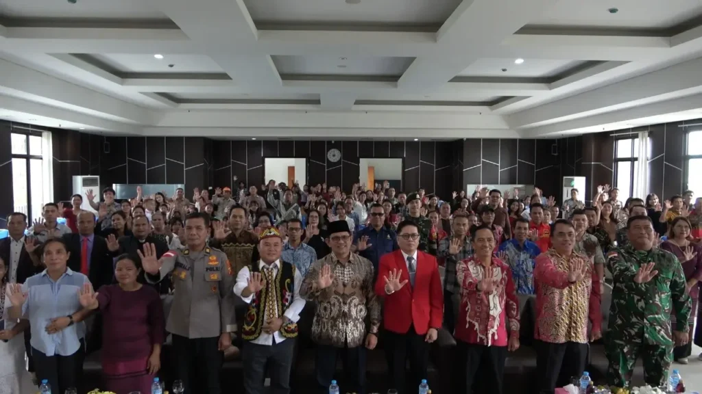 Wakil Bupati Sambas Heroaldi Djuhardi Alwi menghadiri perayaan Natal Oikumene di Desa Sebunga, Sajingan Besar. (PPID Sambas)