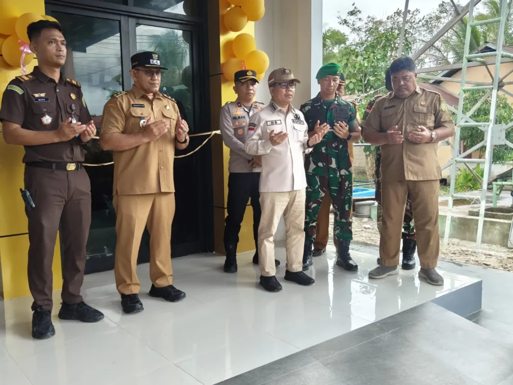 Bupati Sambas Satono bersama Wakil Bupati Heroaldi meresmikan gedung baru Puskesmas Pimpinan di Desa Pipit Teja, Teluk Keramat. (MC Sambas)